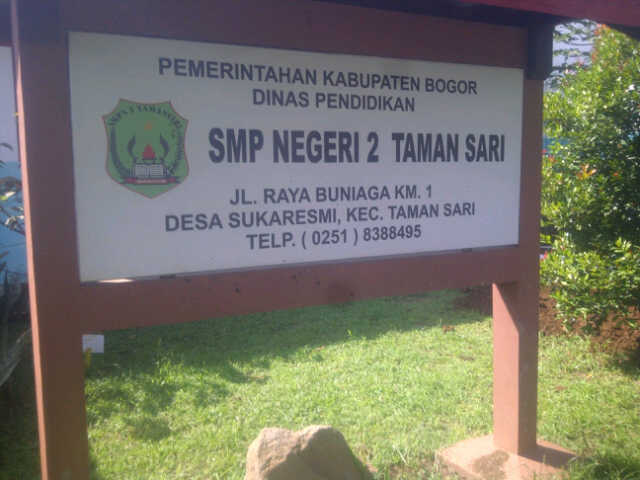 LensaHukum.co.id - Halam Depan Papan SMP Negeri 2 Taman Sari Jawa Barat Bogor - Berdalih Beli Pakaian Seragam SMPN 2 Taman Sari Lakukan Pungli