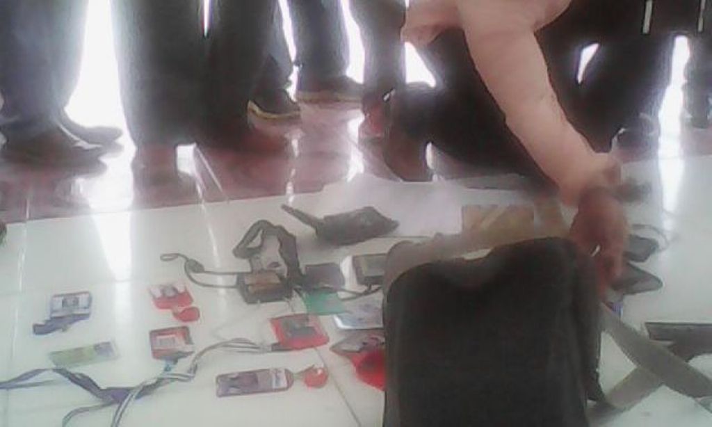 Lensa Hukum - Wartawan Kota Langsa - Baikot Pemberitan Pemerintah Kota LensaHukum.co.id - Puluhan Journalist Melakukan Aksi Meletakkan ID Card di Tribun Lapangan Merdeka Kota Langsa - Wartawan Kota Langsa - Baikot Pemberitan Pemerintah Kota