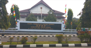 Kantor DPRD Kabupaten Pekalongan, di Jl. Alun-Alun Utara No. 2 Kajen Kab. Pekalongan, Indonesia