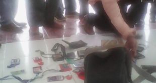 Puluhan Journalist Melakukan Aksi Meletakkan ID Card di Tribun Lapangan Merdeka Kota Langsa
