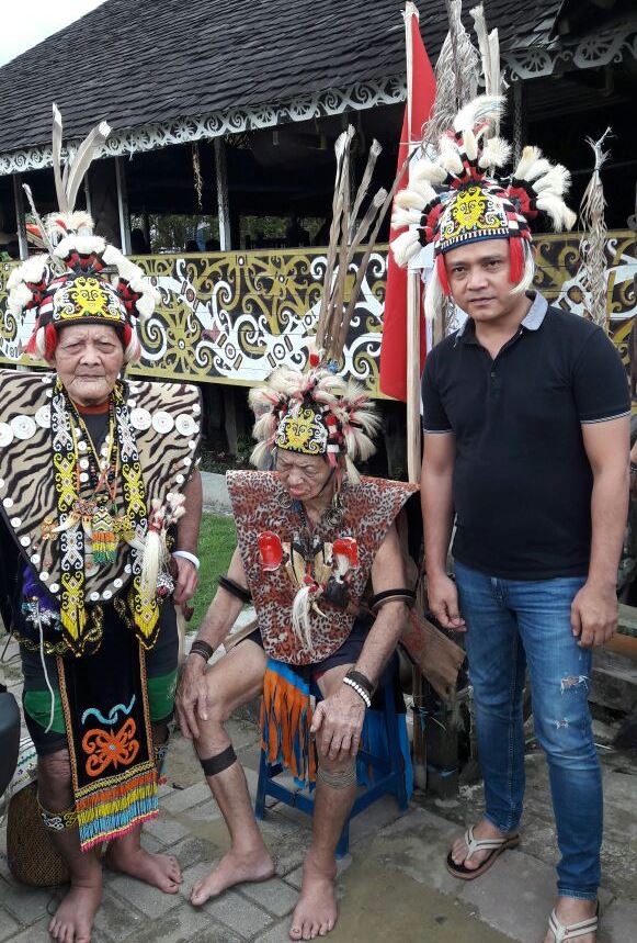 LensaHukum.co.id - Sam Lubis berfoto dengan Para Tetua Suku Dayak Kalimantan Timur - Desa Pampang Obyek Wisata Kota Samarinda Kalimantan Timur