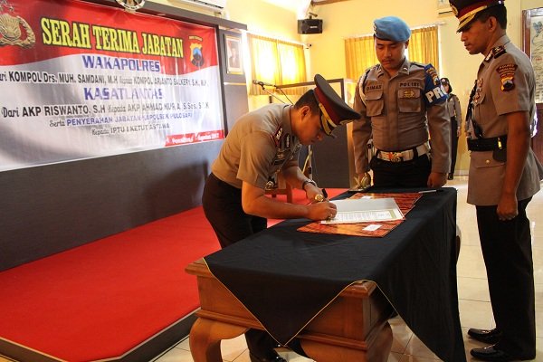Lensa Hukum - Sertijab Waka Polres dan Kasatlantas Serta Kapolsek Pulosari di Pimpin Kapolres Pemalang LensaHukum.co.id - Sertijab Waka Polres dan Kasatlantas Serta Kapolsek Pulosari di Pimpin Kapolres Pemalang 4 - Sertijab Waka Polres dan Kasatlantas Serta Kapolsek Pulosari di Pimpin Kapolres Pemalang