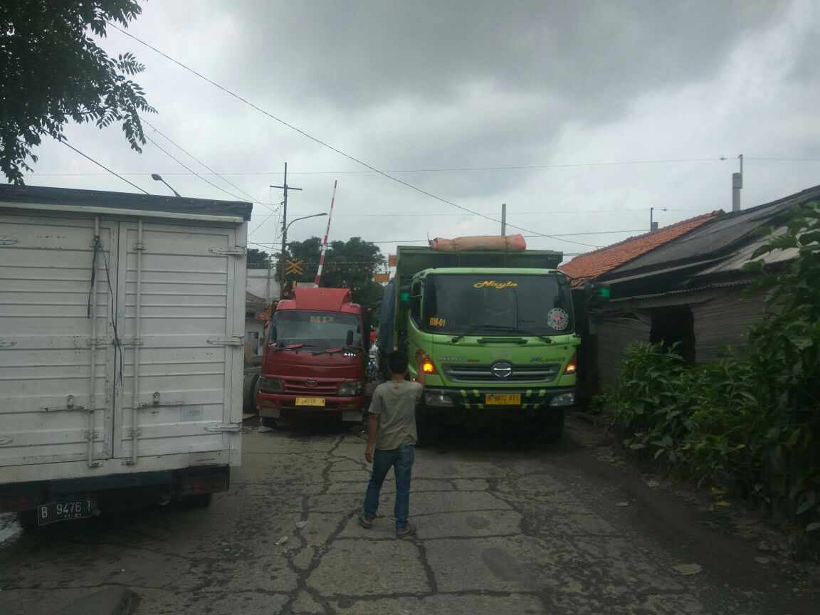 LensaHukum.co.id - Kades Setia Mekar Tutup Mata Infrastruktur Rusak - Kades Setia Mekar Tutup Mata, Infrastruktur Rusak