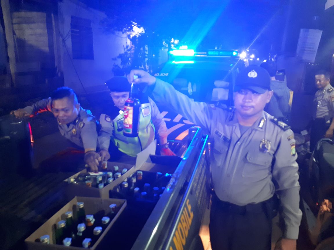 Lensa Hukum - Kapolsek Tambun Mengamankan Minuman Keras Oplosan LensaHukum.co.id - Kapolsek Tambun Mengamankan Minuman Keras 1 - Kapolsek Tambun Mengamankan Minuman Keras Oplosan