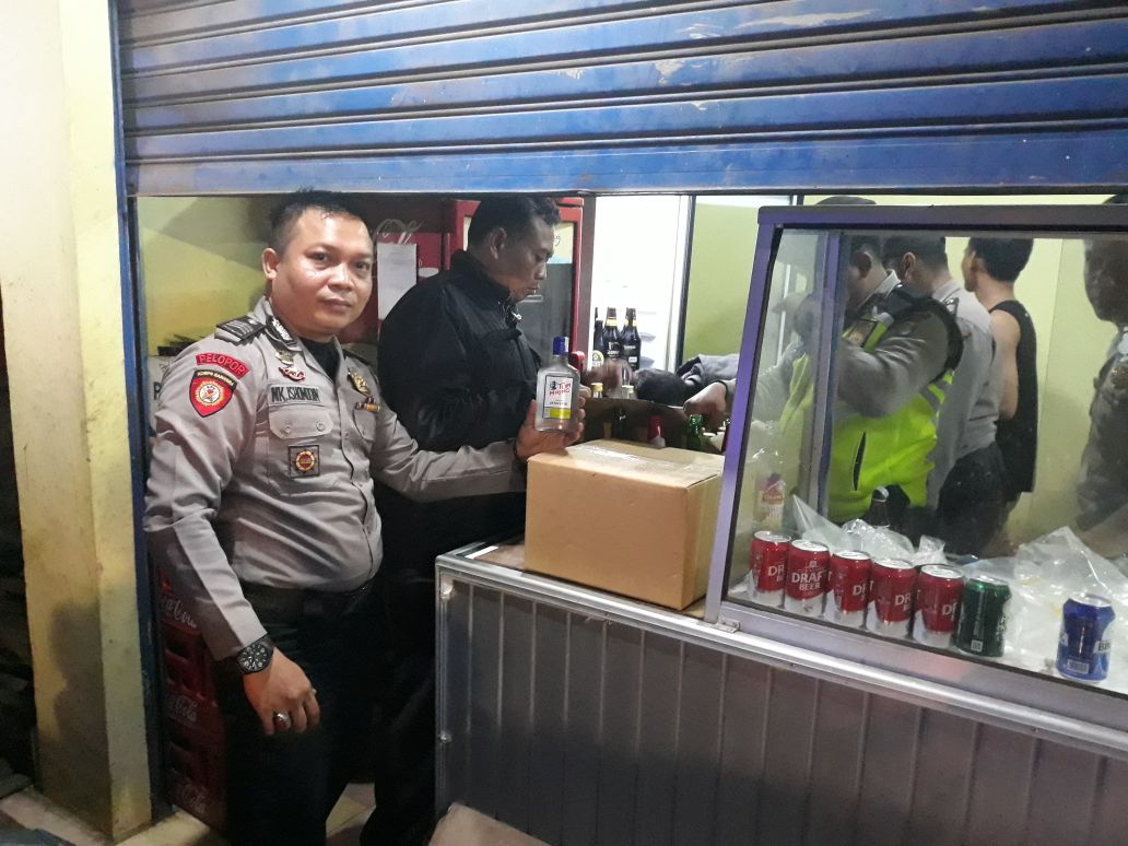 Lensa Hukum - Kapolsek Tambun Mengamankan Minuman Keras Oplosan LensaHukum.co.id - Kapolsek Tambun Mengamankan Minuman Keras 2 - Kapolsek Tambun Mengamankan Minuman Keras Oplosan