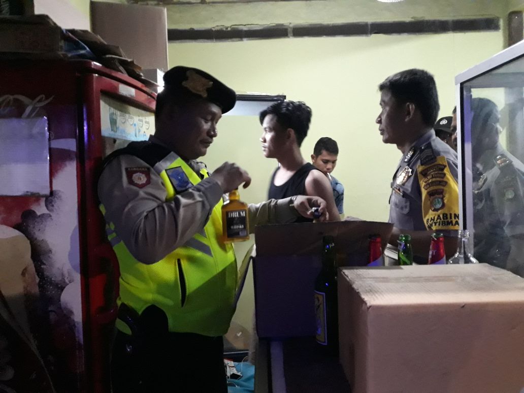 Lensa Hukum - Kapolsek Tambun Mengamankan Minuman Keras Oplosan LensaHukum.co.id - Kapolsek Tambun Mengamankan Minuman Keras 3 - Kapolsek Tambun Mengamankan Minuman Keras Oplosan