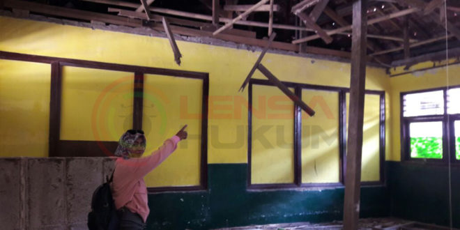 LensaHukum.co.id - Plapon Ruang Kelas SD 04 Mangun Jaya Roboh 3 660x330 - Ngeri, Plapon Ruang Kelas SD 04 Mangun Jaya Roboh