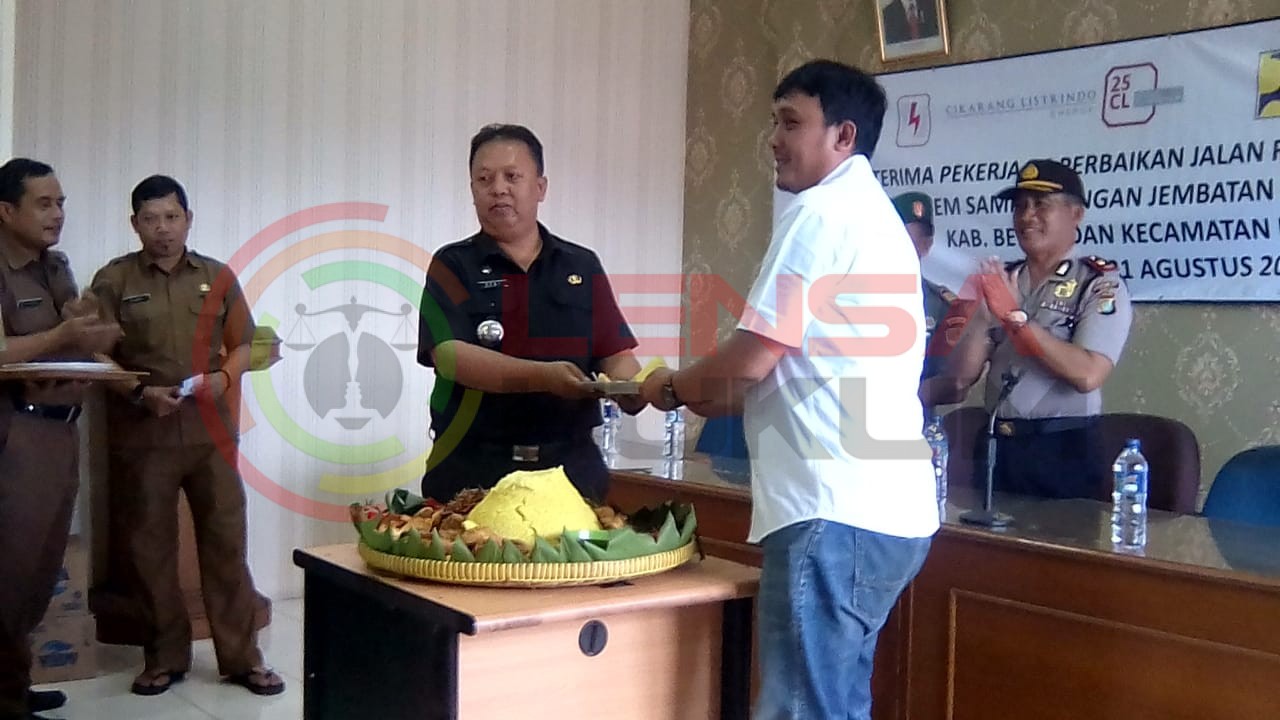 LensaHukum.co.id - Camat Serah Terima Perbaikan Jalan dari PT. Cikarang Listrindo CL Tbk 4 - Camat Serah Terima Perbaikan Jalan dari PT. Cikarang Listrindo (CL) Tbk.