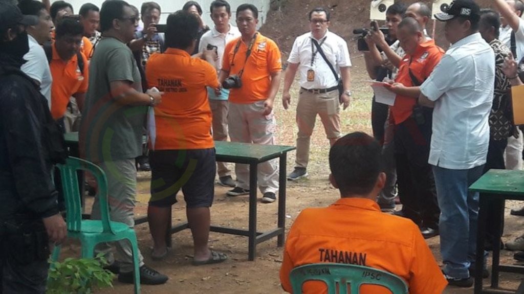 LensaHukum.co.id - DPR RI 2. 5 Fakta Dari Rekonstruksi Kasus Peluru Nyasar ke Gedung DPR 2 - 5 Fakta Dari Rekonstruksi Kasus Peluru Nyasar ke Gedung DPR