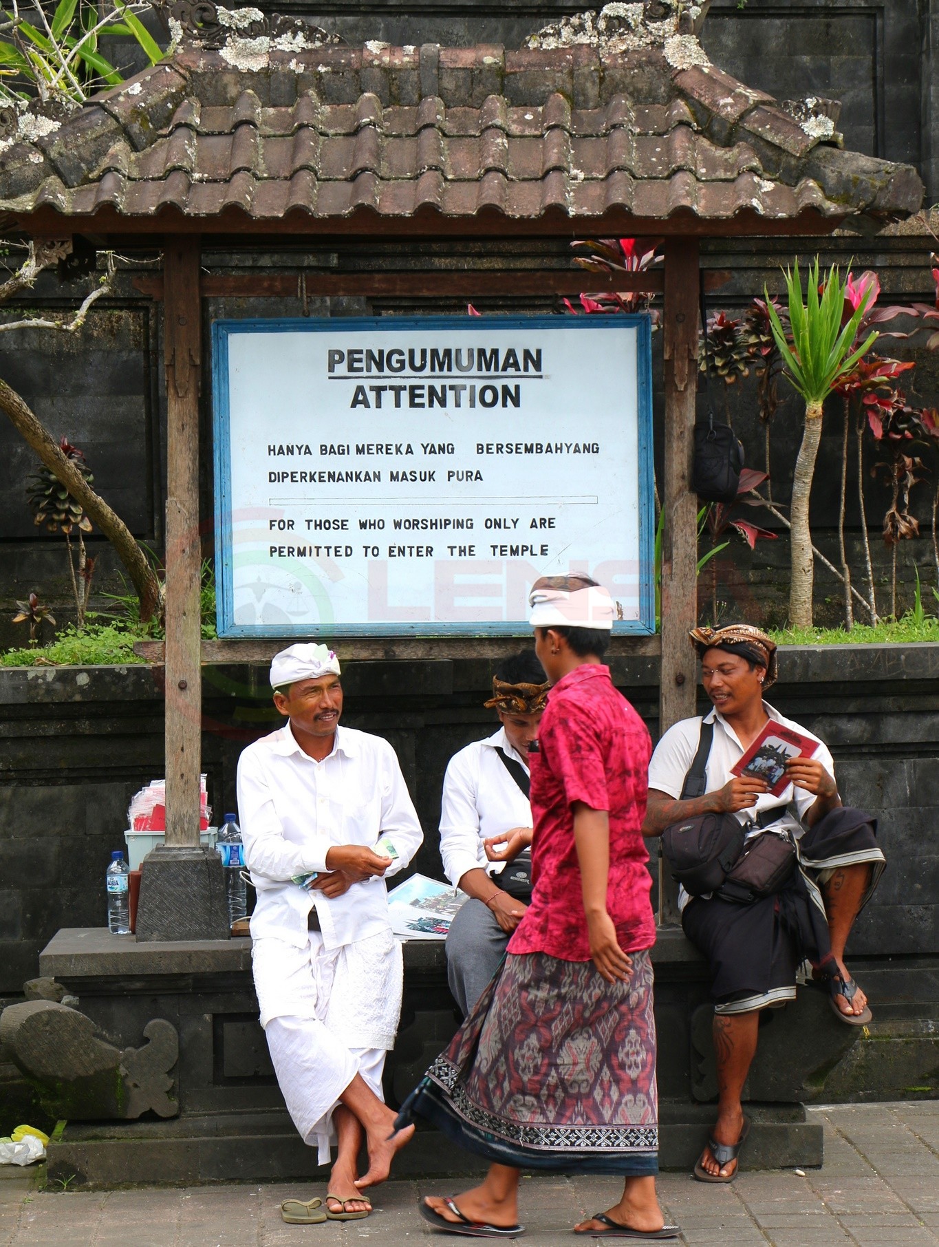 LensaHukum.co.id - Mengunjungi Pura Suci yang ada Di Sekitar Tanah Lot 2 - Hal Menarik Yang Dapat Anda Lakukan Di Tanah Lot, Bali