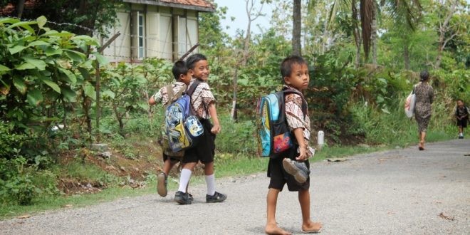 LensaHukum.co.id - AKSES SEKOLAH 2. Bencana di Aceh Buat Hubungan Antar Desa Putus Begitu juga Dengan Sekolah Anak Anaknya. 2 660x330 - Bencana di Aceh, Buat Hubungan Antar Desa Putus, Begitu juga Dengan Sekolah Anak - Anak