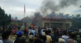 LensaHukum.co.id - KRIMINAL 3. Amuk Masa Berujung Pembakaran Kantor Mapolsek di Aceh Tamiang. 1 310x165 - Amuk Masa Berujung Pembakaran Kantor Mapolsek di Aceh Tamiang