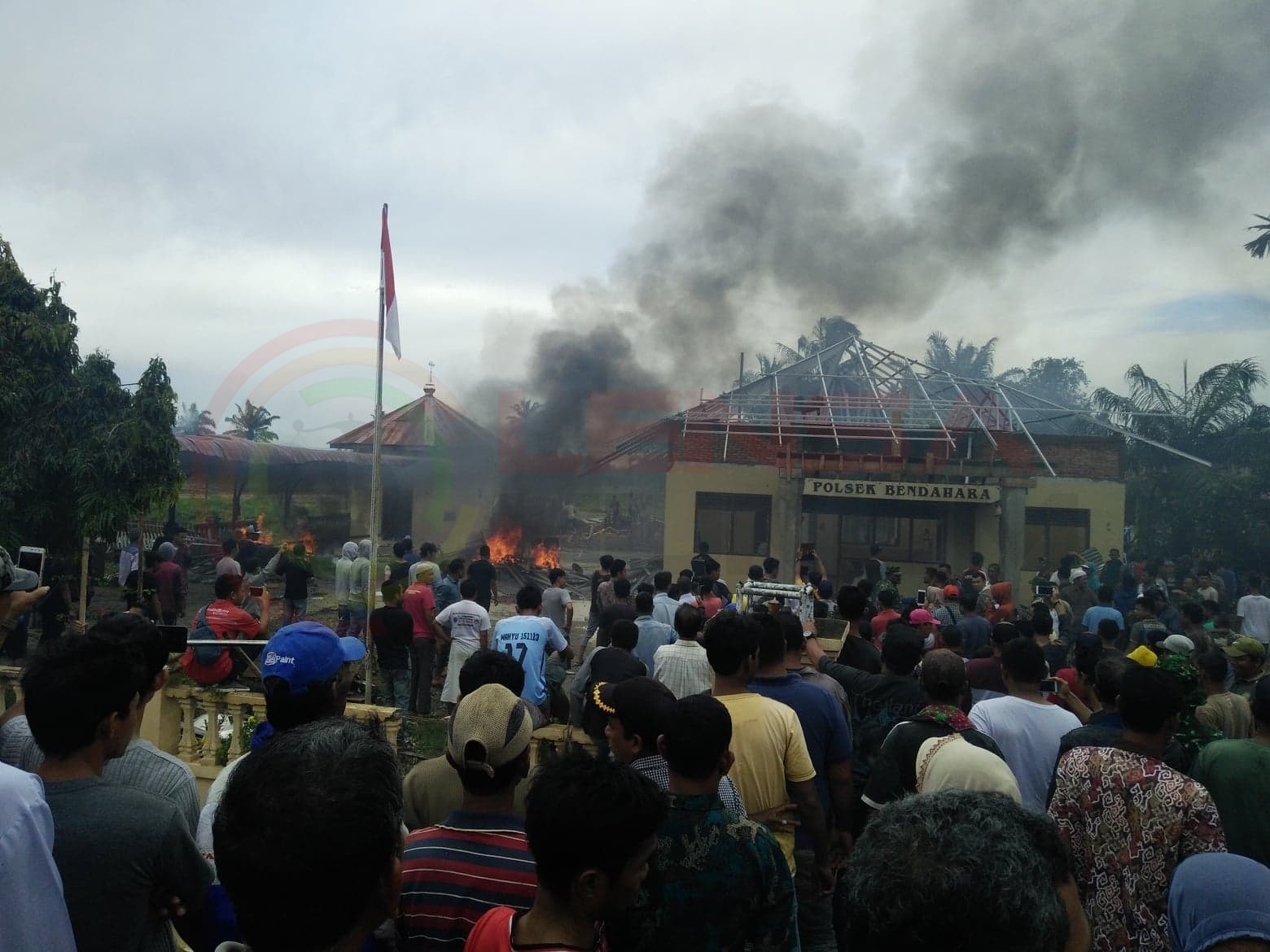 LensaHukum.co.id - KRIMINAL 3. Amuk Masa Berujung Pembakaran Kantor Mapolsek di Aceh Tamiang. 1 - Amuk Masa Berujung Pembakaran Kantor Mapolsek di Aceh Tamiang