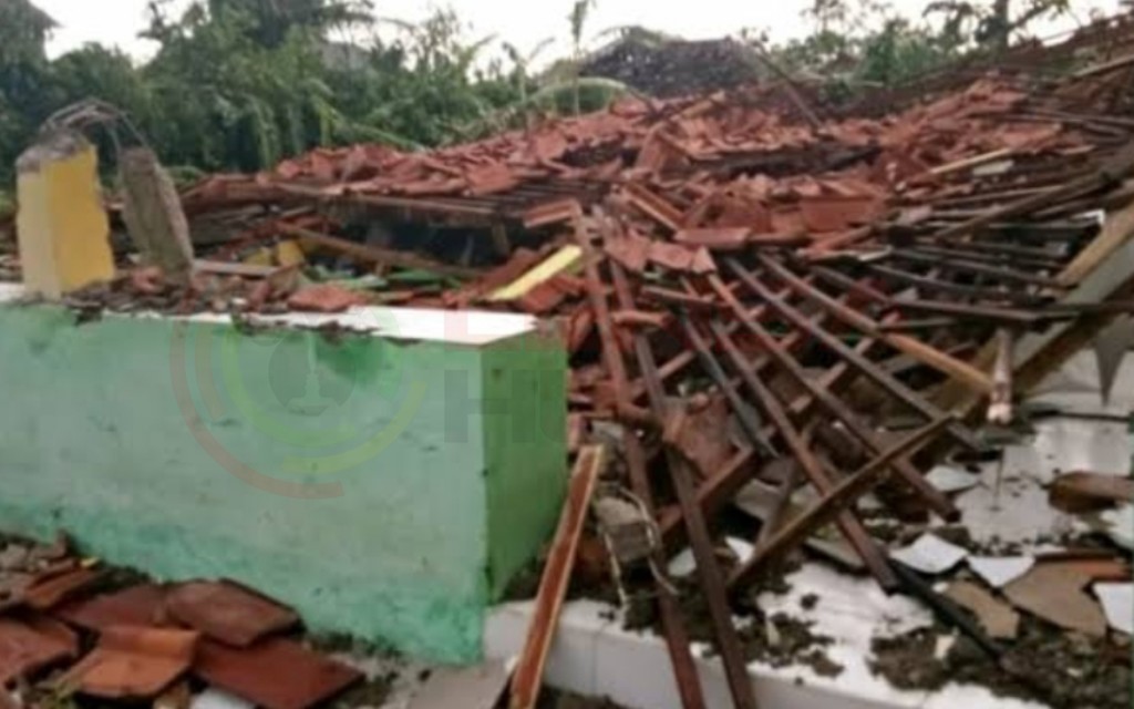 LensaHukum.co.id - 157 Rumah Rusak Dilanda Puting Beliung 1 - 157 Rumah Rusak Dilanda Puting Beliung