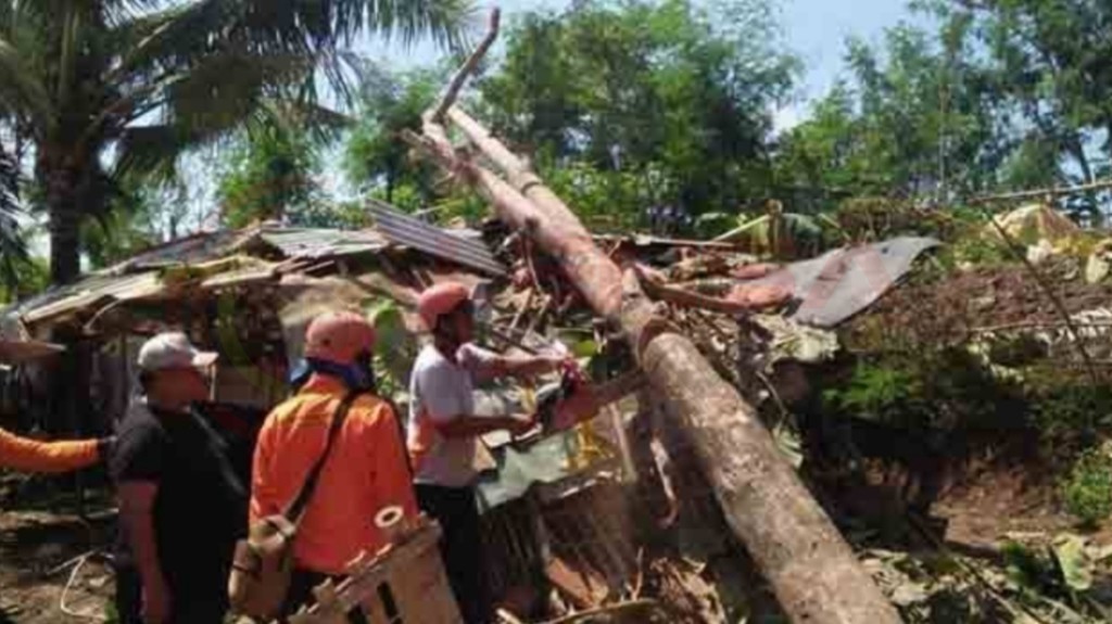 LensaHukum.co.id - 157 Rumah Rusak Dilanda Puting Beliung 2 - 157 Rumah Rusak Dilanda Puting Beliung