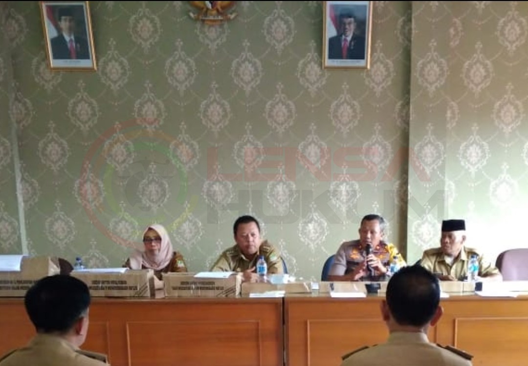 LensaHukum.co.id - Camat Babelan Serahkan 8.221 KTP el kepada Kades Dan Lurah Se Kecamatan Babelan 3 - Camat Babelan Serahkan 8.221 KTP-el kepada Kades Dan Lurah Se-Kecamatan Babelan