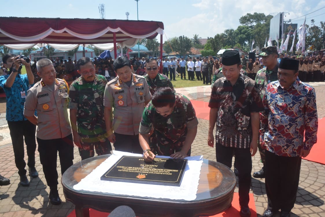LensaHukum.co.id - IMG 20190407 WA0010 - Panglim TNI Mengunjungi Monument Pesawat MIG 17 Fresco