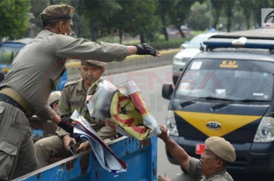 LensaHukum.co.id - IMG 20190414 WA0002 - Satpol PP Tebet Membersihkan Alat Peraga Kampanye