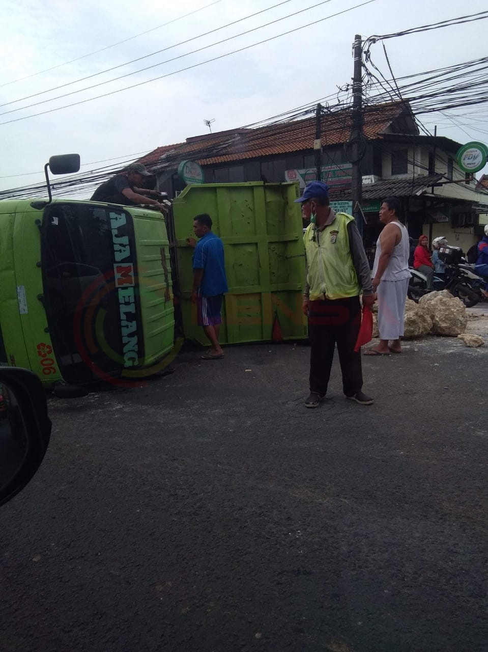 LensaHukum.co.id - IMG 20190420 WA0005 - Truk Pengangkut Batu Kapur Terbalik di Tambun