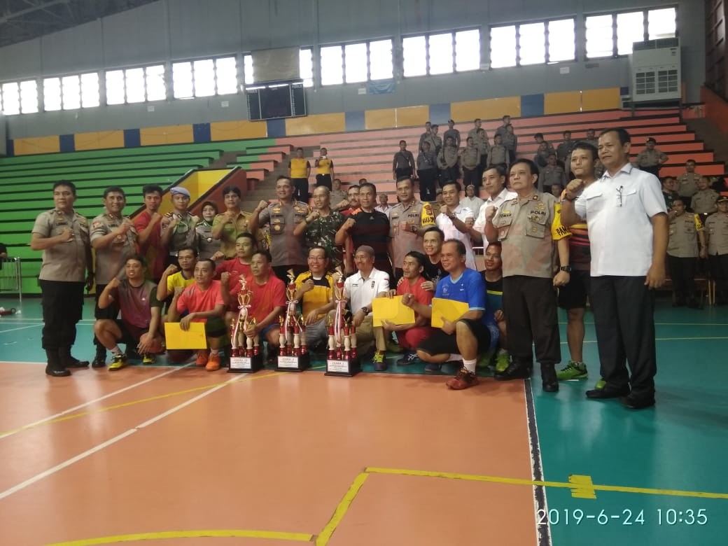 LensaHukum.co.id - IMG 20190624 WA0137 - Kapolres Metro Jakarta Timur Menutup Turnamen Bulutangkis Dengan Penyerahan Piala Kapolres Cup 2019