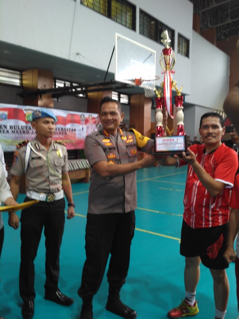 LensaHukum.co.id - IMG 20190624 WA0141 - Kapolres Metro Jakarta Timur Menutup Turnamen Bulutangkis Dengan Penyerahan Piala Kapolres Cup 2019