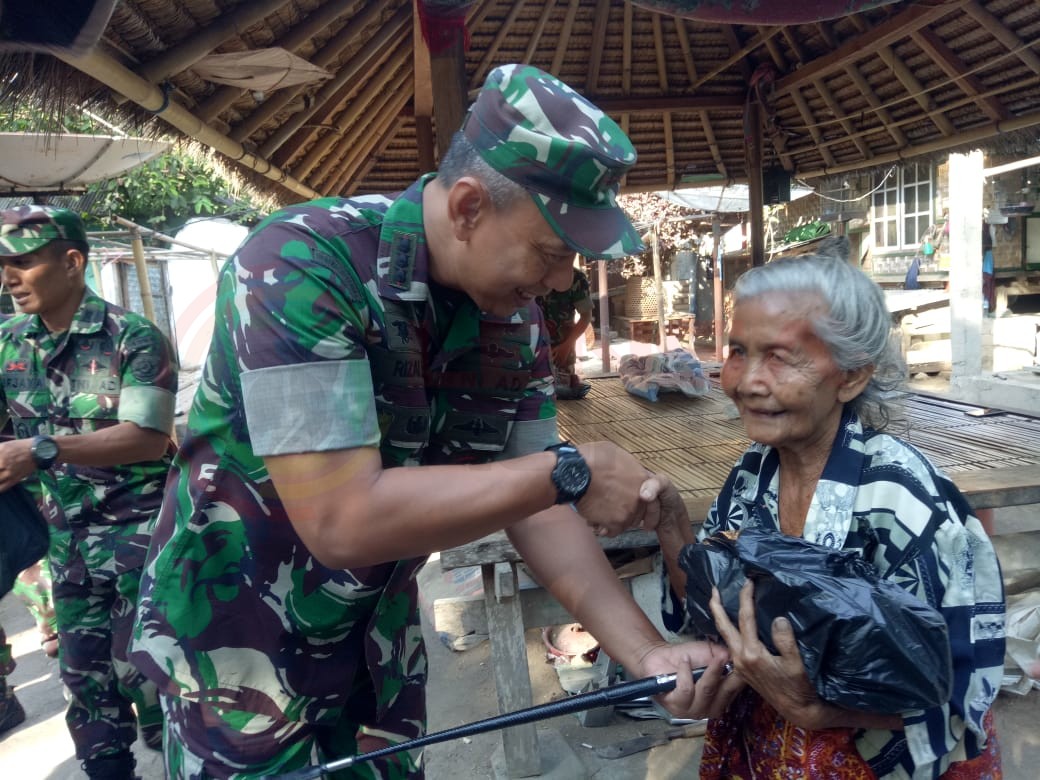 LensaHukum.co.id - IMG 20190625 WA0009 - Peduli Korban Gempa Lombok,Itjenad Berikan Bantuan Sembako di Teluk Nare