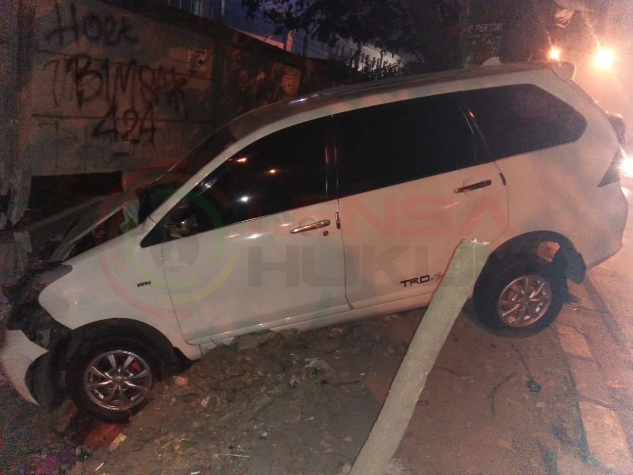 LensaHukum.co.id - IMG 20190626 WA0101 - Avanza Putih Menabrak Tembok Pembatas PT. Prokemas Adhikari Kreasi