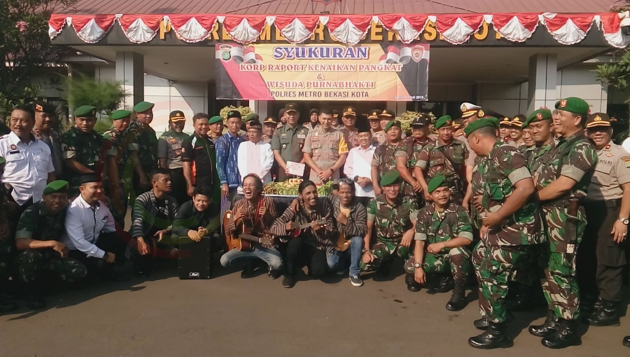 LensaHukum.co.id - IMG 20190701 WA0141 1 - Dandim 0507/Bks Bersama Pemusik Jalanan Sambangi Polres Metro Bekasi Kota di HUT Polri Ke -73