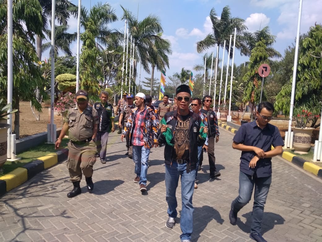 LensaHukum.co.id - IMG 20190711 WA0093 - LSM GMBI Lakukan Aksi Demo Di Kantor Bupati Dan DPRD Kabupaten Bekasi