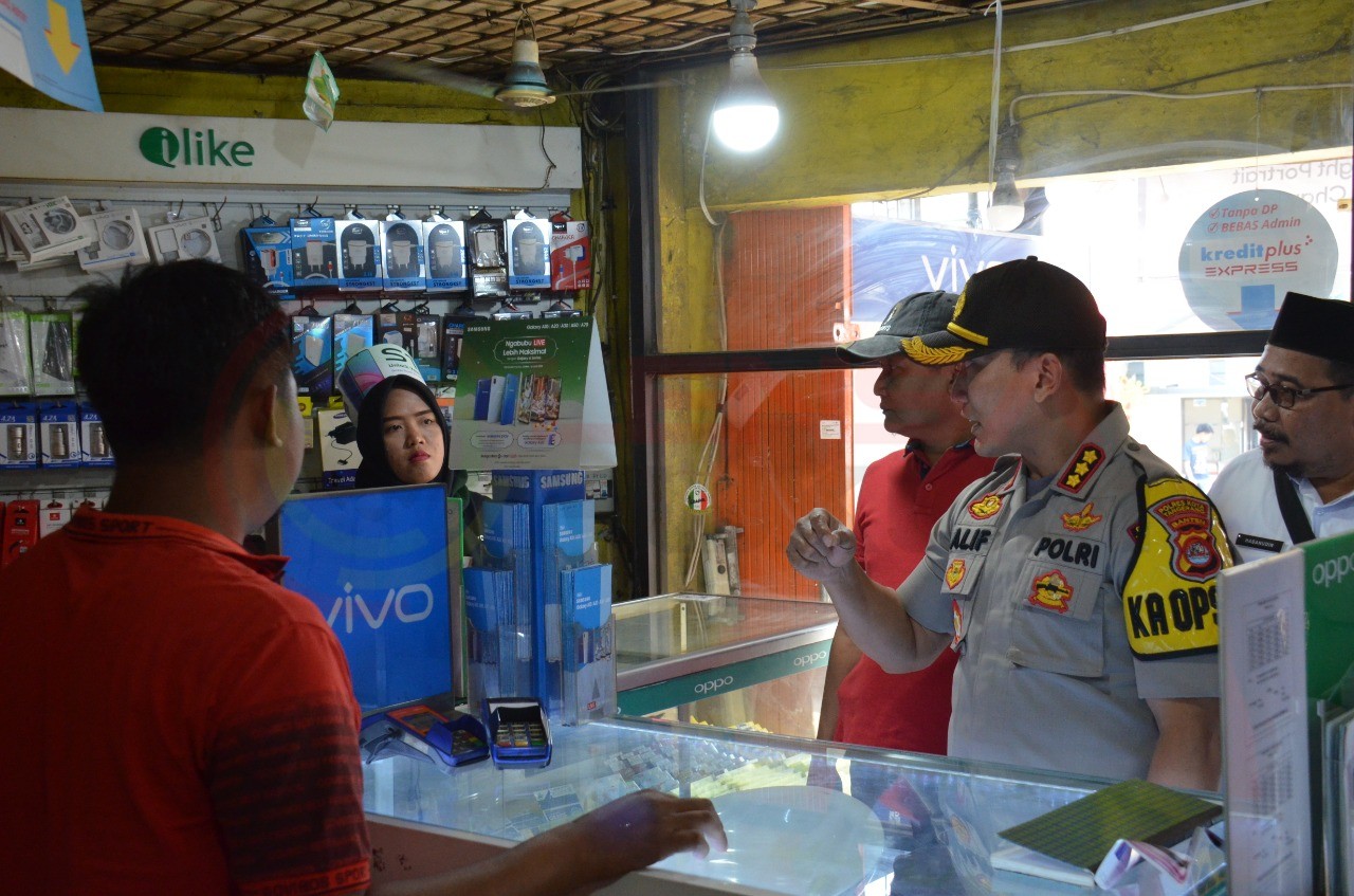 LensaHukum.co.id - IMG 20190731 WA0068 - Cek TKP Curas Kapolrestra Periksa CCTV Toko Handpone
