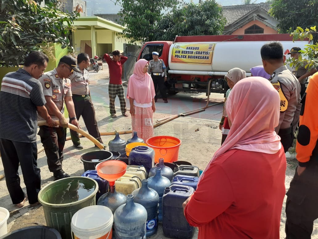 LensaHukum.co.id - IMG 20190802 WA0099 - Polsek Bojonegara Polres Cilegon Bagikan Air Bersih Untuk Masyarakat Yang Kekeringan