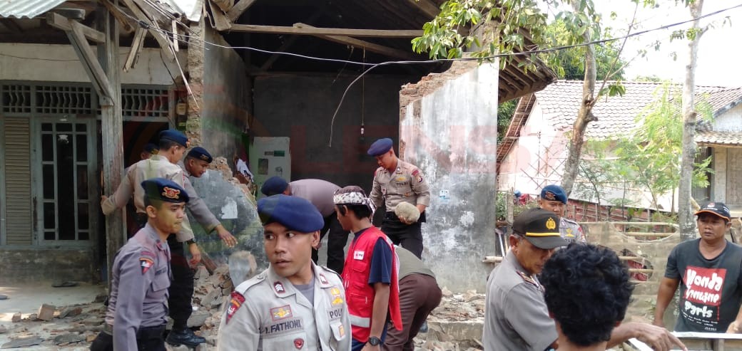 LensaHukum.co.id - IMG 20190803 WA0048 - Pascah Gempang Polda Banten Bantu Bersihkan Puing Bangunan Roboh Rumah Warga