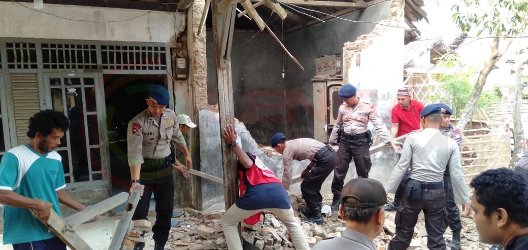 LensaHukum.co.id - IMG 20190803 WA0050 - Pascah Gempang Polda Banten Bantu Bersihkan Puing Bangunan Roboh Rumah Warga