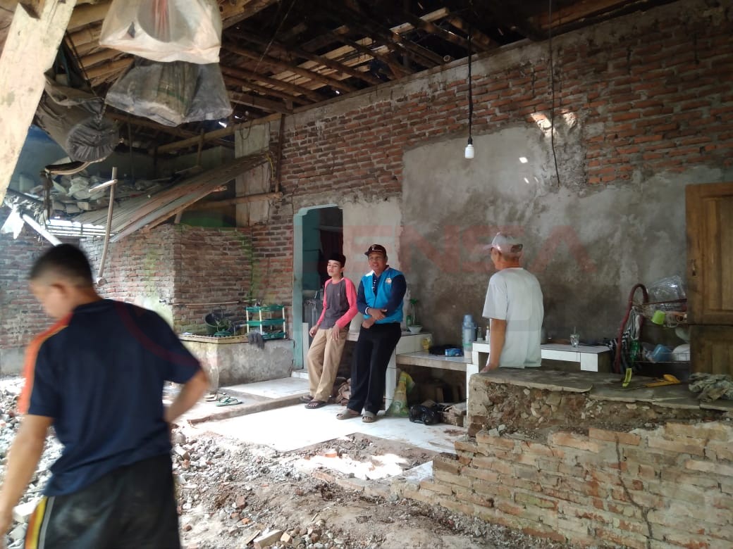 LensaHukum.co.id - IMG 20190804 WA0096 - Kapolsek Cijaku Polres Lebak Beserta Anggota Melayat Rumah Warga Meninggal Pasca Gempa