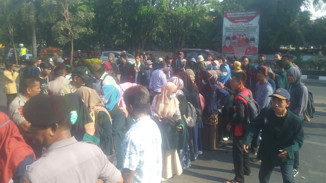 LensaHukum.co.id - IMG 20190926 WA0133 1 - Mahasiswa Menduduki Gedung DPRD kota Bekasi Menuntut Tindakan Refresif
