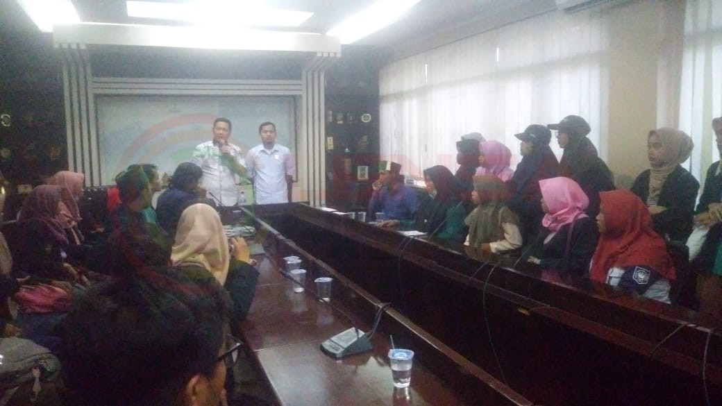 LensaHukum.co.id - IMG 20190926 WA0135 1 - Mahasiswa Menduduki Gedung DPRD kota Bekasi Menuntut Tindakan Refresif