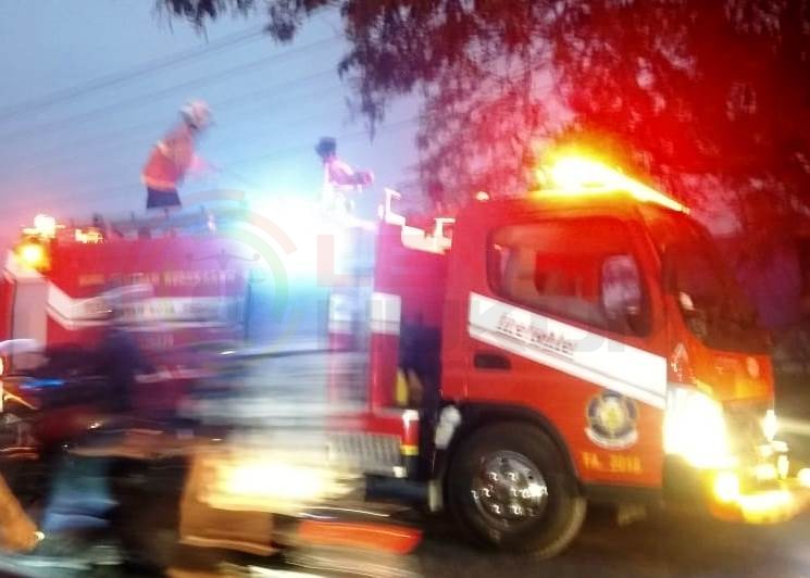 LensaHukum.co.id - IMG 20191027 WA0014 - Bakar Ilalang Kering Timbulkan Kebakaran Lahan Dan Warung Di Kramat Kabupaten Tegal