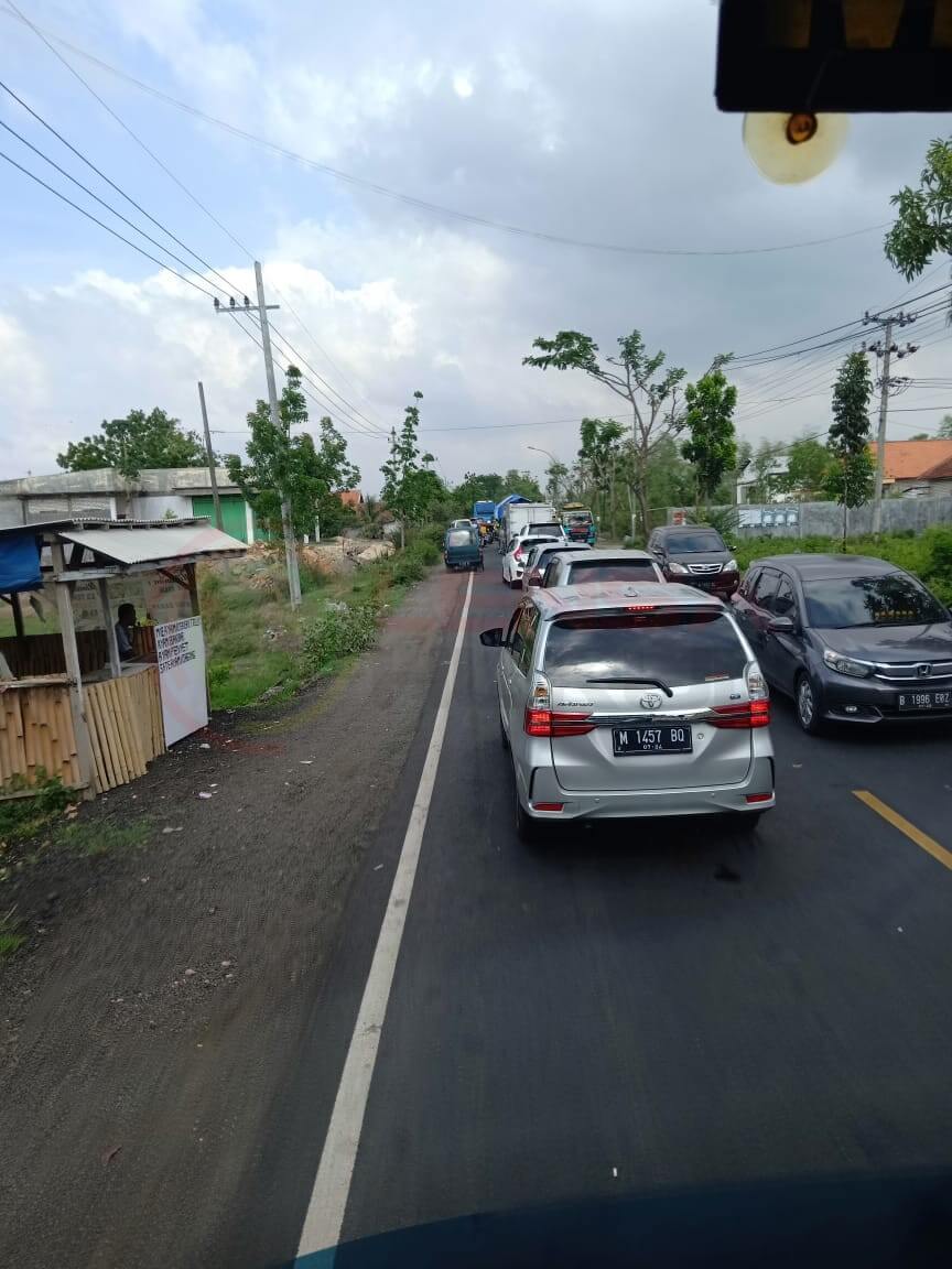 LensaHukum.co.id - IMG 20191207 WA0016 - Jalan Provinsi Madura - Jawa Timur Macet Panjang