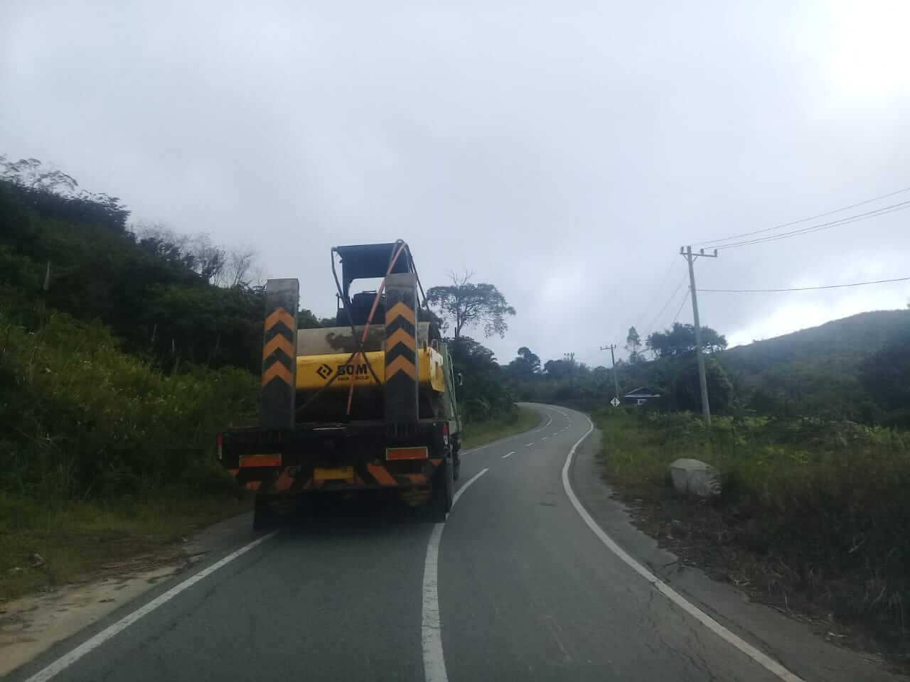LensaHukum.co.id - IMG 20191208 WA0015 - Truk Jenis Fuso Plat Kuning Angkut Alat Berat Tanpa DiKawal