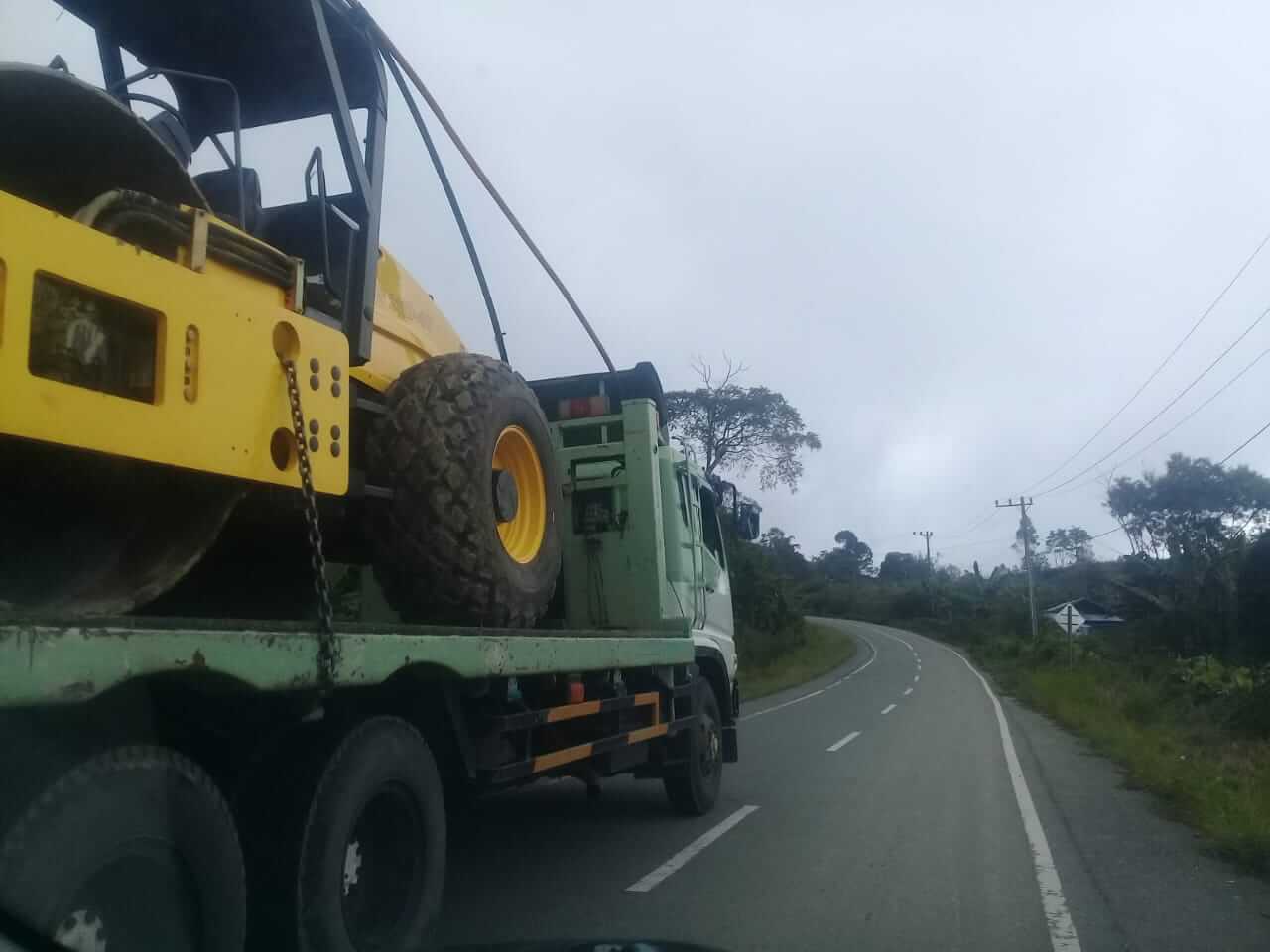 LensaHukum.co.id - IMG 20191208 WA0017 - Truk Jenis Fuso Plat Kuning Angkut Alat Berat Tanpa DiKawal