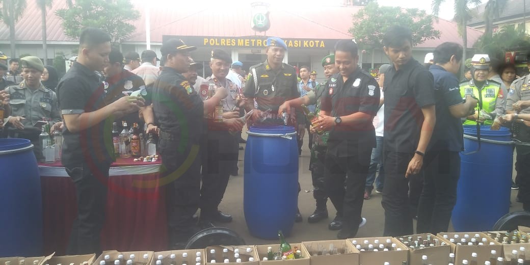 LensaHukum.co.id - IMG 20191220 WA0001 - Polres Metro Bekasi Kota Mengadakan Pemusnahan Minum Ber alkohol Sebanyak 2.347 Botol