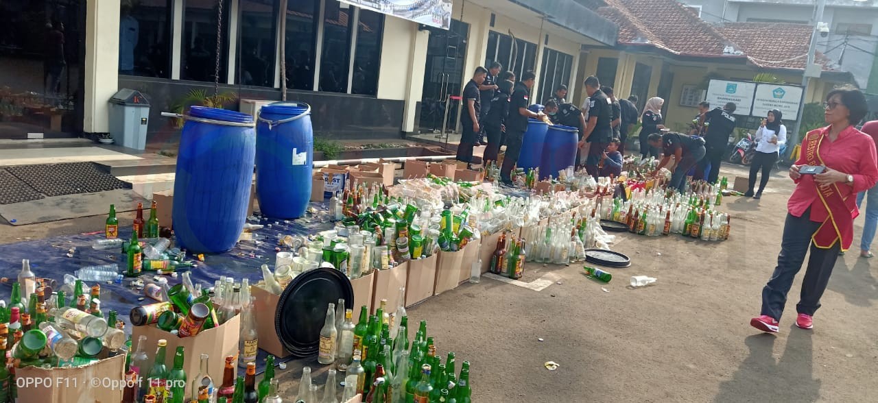 LensaHukum.co.id - IMG 20191220 WA0002 - Polres Metro Bekasi Kota Mengadakan Pemusnahan Minum Ber alkohol Sebanyak 2.347 Botol