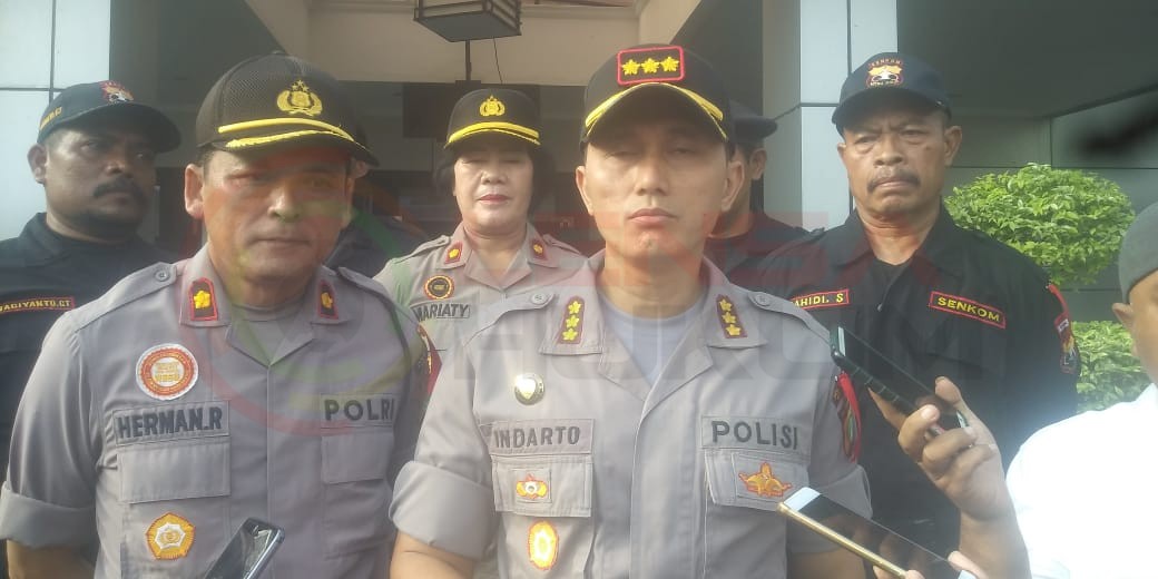 LensaHukum.co.id - IMG 20191220 WA0003 - Polres Metro Bekasi Kota Mengadakan Pemusnahan Minum Ber alkohol Sebanyak 2.347 Botol