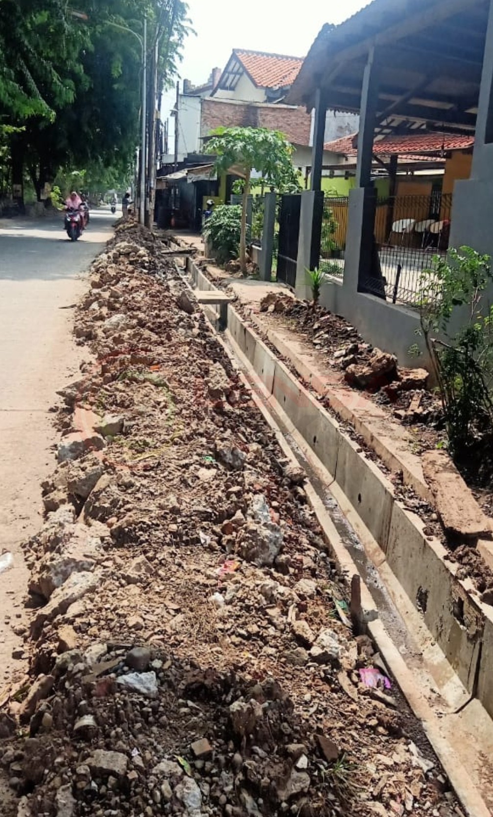 LensaHukum.co.id - Screenshot 20191220 064048 Gallery - Warga Setiadarma Keluhkan Tanah Di Pinggir Jalan Pekerjaan Proyek Drainase Yang Semraut