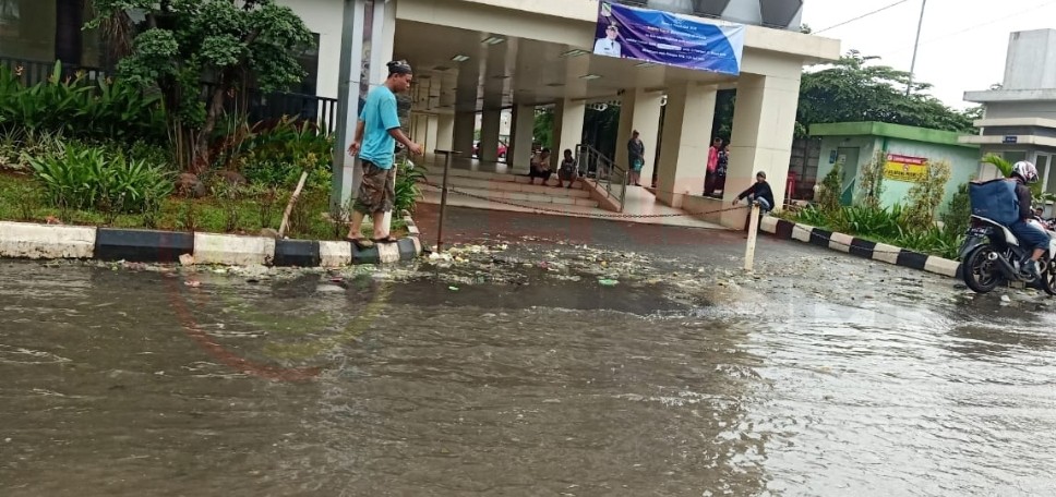 LensaHukum.co.id - Screenshot 20200221 004312 Gallery 1 - Hujan Datang RSUD Kabupaten Bekasi ikut Jadi Pasar Dirut Sedih
