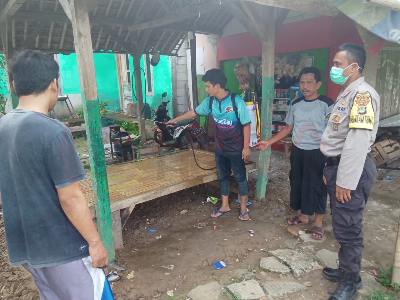 LensaHukum.co.id - IMG 20200328 WA0121 - Himbauan Bimaspol Aiptu Gojali Kepada Warga Karang Mekar Kabupaten Bekasi