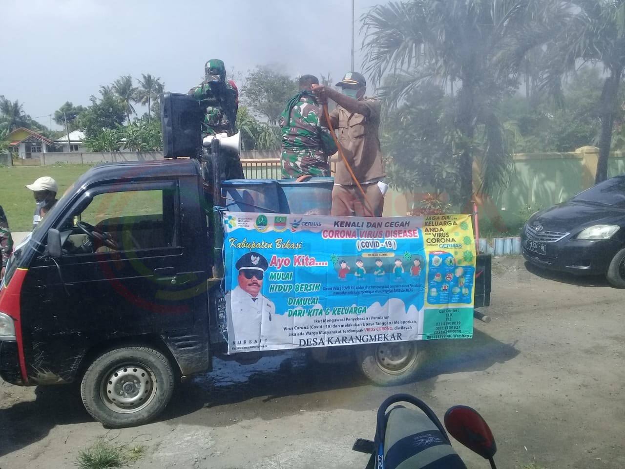 LensaHukum.co.id - IMG 20200403 WA0031 - Pemdes Karang Mekar Laksanakan Penyemprotan Disinfektan Masal Keliling Antisipasi Penyebaran Covid 19