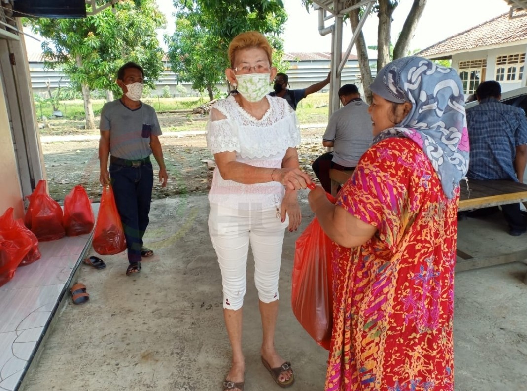 LensaHukum.co.id - Screenshot 20200407 192050 WhatsApp - Mami Elsye Bagikan Sembako Kepada Warga Pacing Kabupaten Bekasi Dampak Virus Corona (Covid 19)