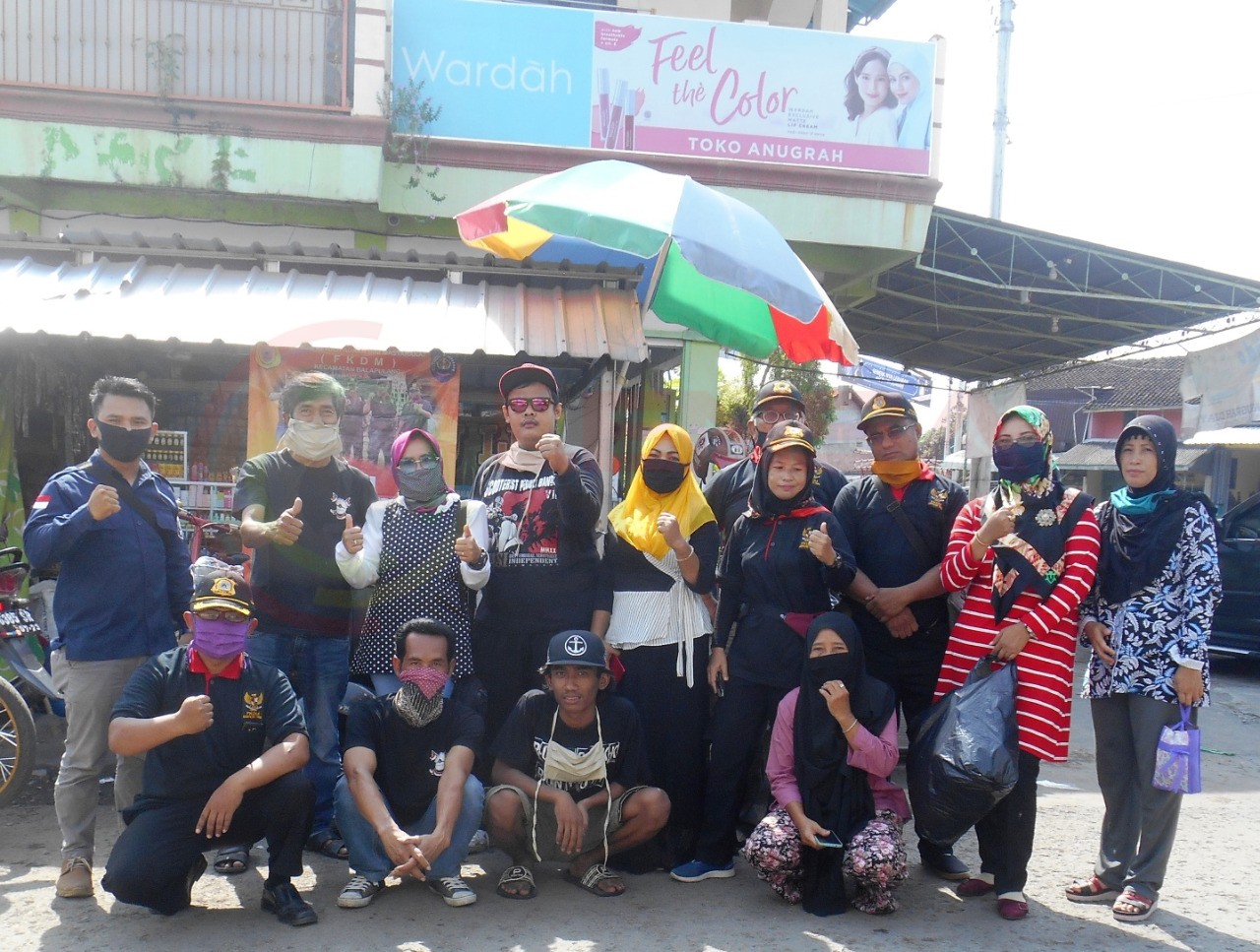 LensaHukum.co.id - IMG 20200514 WA0008 - FKDM Balapulang Kabupaten Tegal Bagikan 2000 Masker Ke Pedagang di Pasar