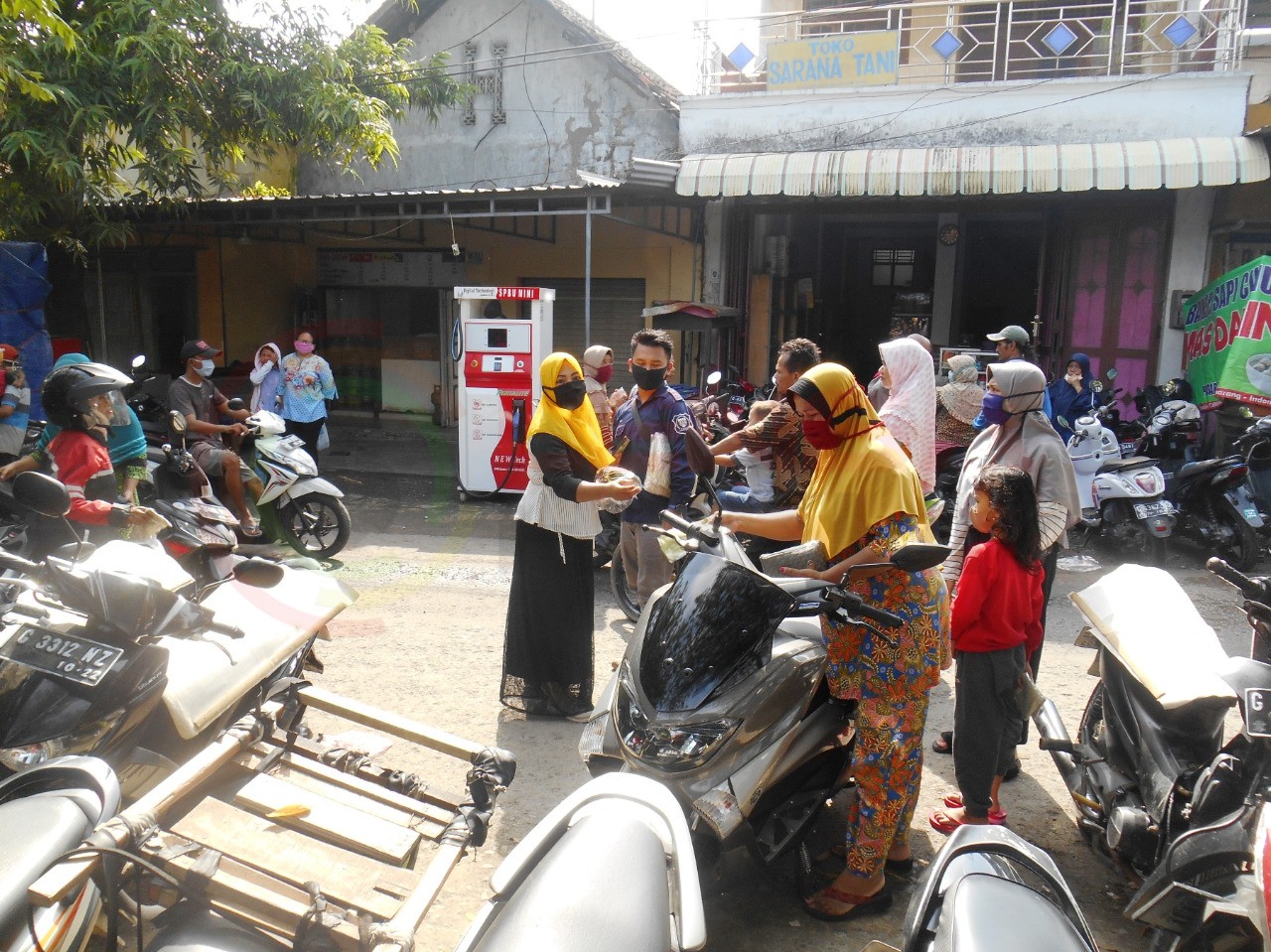 LensaHukum.co.id - IMG 20200514 WA0009 - FKDM Balapulang Kabupaten Tegal Bagikan 2000 Masker Ke Pedagang di Pasar